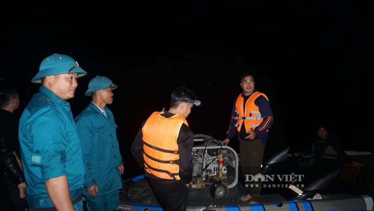 Các thành viên CLB thể thao nước Hồ Thác Bà cùng các lực lượng chức năng hỗ trợ tìm kiếm nạn nhân vụ tai nạn trên hồ Thác Bà. Ảnh: Hoàng Hữu.