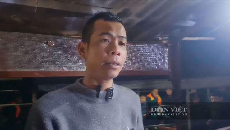 Anh Nguyễn Văn Lạc kể lại việc tìm kiếm các nạn nhân mất tích trong vụ tai nạn trên hồ Thác Bà. Ảnh: Hoàng Hữu.