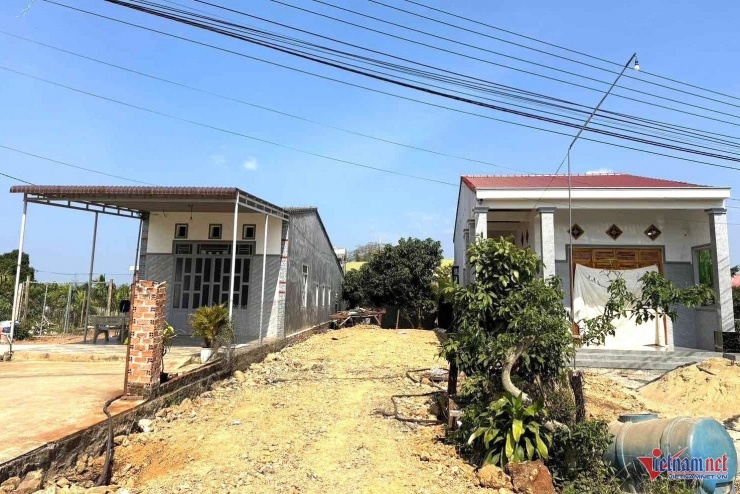 Những ngôi nhà chạm ngưỡng từ 500 triệu đến gần 1 tỷ đồng xuất hiện rất nhiều ở các thôn biên giới thuộc xã Đắk Wil. Ảnh: Hải Dương