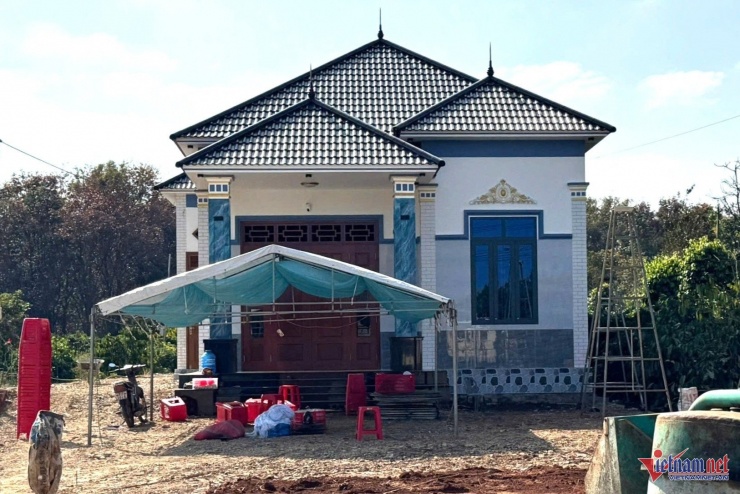 Một ngôi nhà ở thôn 7, xã Đắk Wil đang được người dân hoàn thiện. Ảnh: Hải Dương