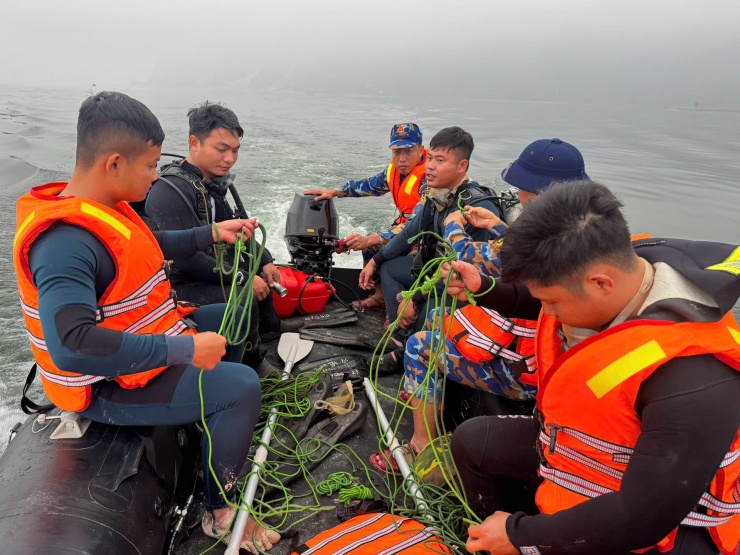 Người nhái đặc công Hải quân tìm thấy nạn nhân vụ lật tàu ở hồ Thác Bà - 2