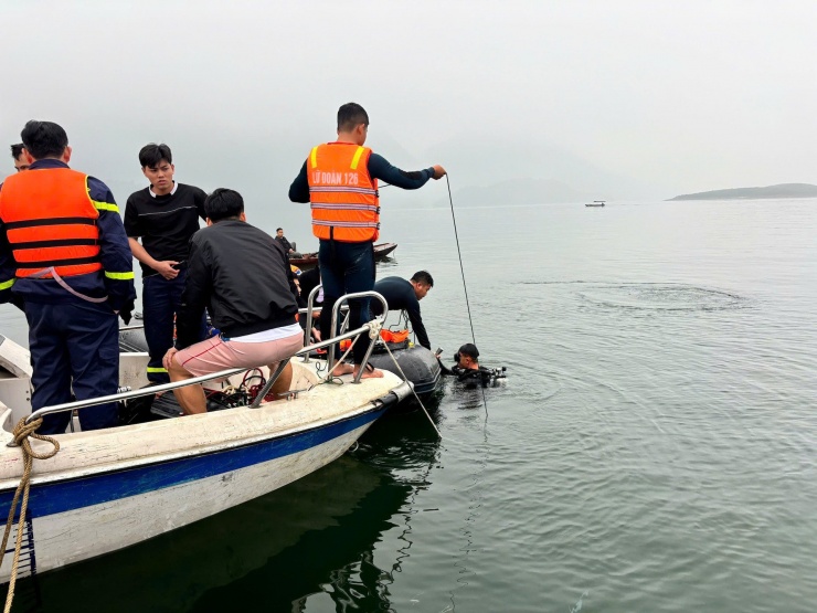 Lữ đoàn 126 đưa những thợ lặn tinh nhuệ nhất đến hiện trường vụ lật tàu hồ Thác Bà