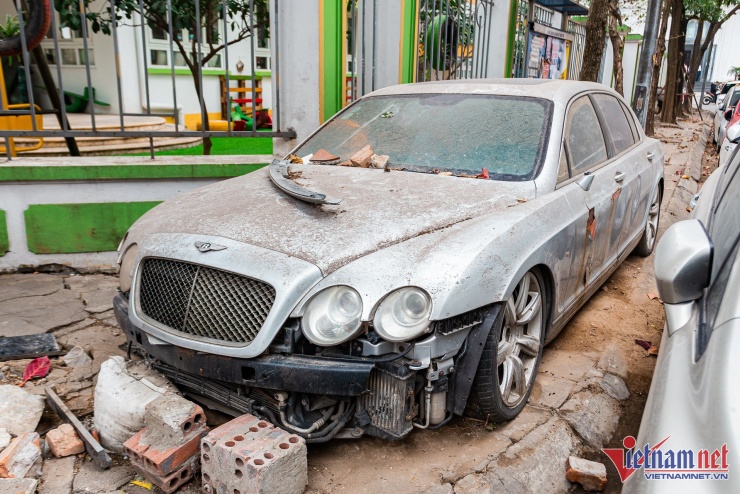 Mới đây, PV báo VietNamNet tiếp tục ghi nhận một chiếc Bentley Continental Flying Spur trong tình trạng hư hỏng nặng trên vỉa hè khu đô thị An Sinh (P.Từ Liêm, TP.Hà Nội). Được biết, chiếc xe đã bỏ hoang tại đây không dưới 11 năm. Từ đó đến nay, danh tính chủ nhân chiếc xe vẫn là một “ẩn số”.