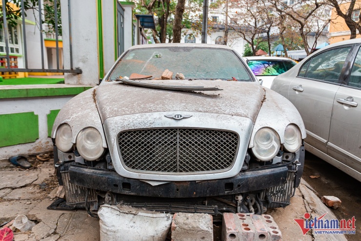 Theo tìm hiểu của PV, chiếc xe siêu sang này thuộc phiên bản W12, thế hệ đầu tiên của dòng Continental Flying Spur (2005-2013). Dựa trên một số chi tiết, có thể nhận định đây là chiếc xe sản xuất trong giai đoạn 2005-2008. Thời điểm này, phiên bản W12 xuất hiện nhiều tại Việt Nam.