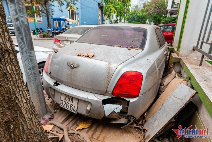 Khi mua mới, chủ xe phải bỏ ra số tiền không dưới 20 tỷ đồng để hoàn tất thủ tục lăn bánh cho chiếc xe siêu sang biển số Hà Nội. Hiện nay, số lượng Bentley Continental Flying Spur thế hệ này ở nước ta khá nhiều. Giá bán xe cùng đời 2005-2008 trên thị trường xe cũ dao động từ 900-1,5 tỷ đồng tùy chất lượng xe.