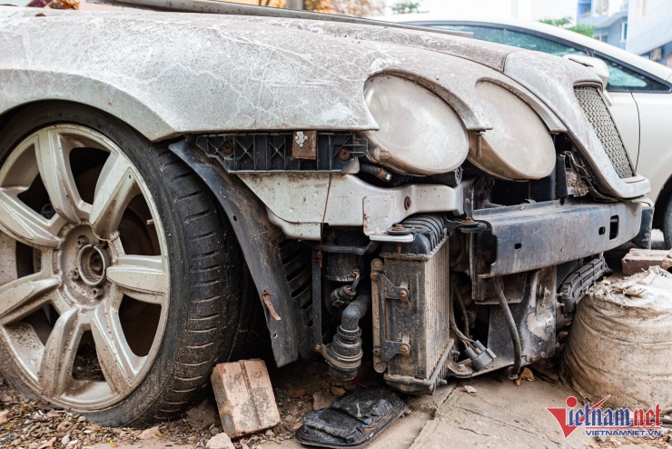 Cản trước xe bị tháo rời, để lộ két nước, dây điện và và khung gia cường bên trong.