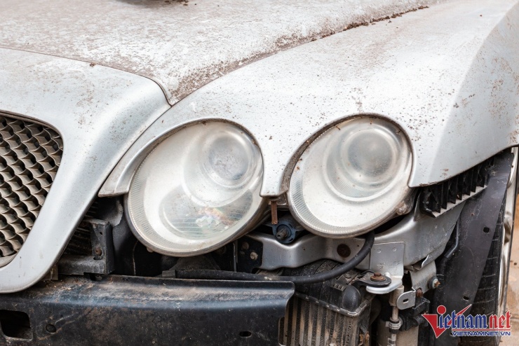 Cụm đèn chiếu sáng với phần kính ngoài chưa bị mờ đục, vẫn có thể quan sát được các chi tiết bên trong.