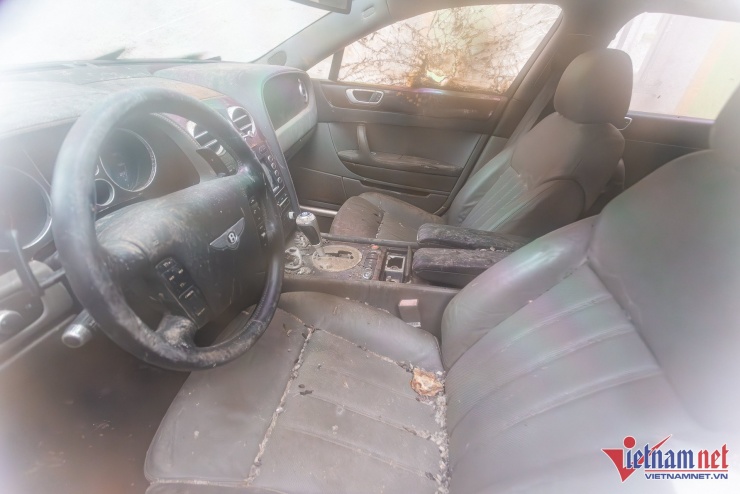 Nội thất xe bọc da màu đen xuất hiện nhiều vết mốc trên vô-lăng, tựa tỳ tay, ghế ngồi. Đất bụi cùng nhiều vật thể lạ rải rác khắp khoang nội thất. Hàng ghế sau chứa hai chiếc lốp xe đã lâu. Những chi tiết ốp gỗ trang trí màu nâu đều ngả màu sau thời gian dài không chăm sóc.