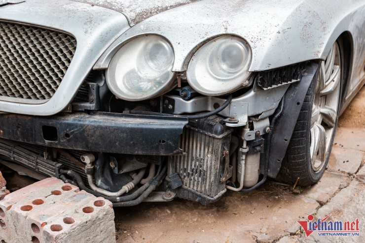 Chiếc Bentley Continental Flying Spur này được trang bị động cơ W12, dung tích 6.0 lít, sản sinh công suất tối đa 552 mã lực và mô-men xoắn cực đại 650 Nm. Sức mạnh truyền đến bốn bánh xe thông qua hộp số tự động ZF 6 cấp. Xe có thể tăng tốc 0-100 km/h trong 5,2 giây trước khi đạt vận tốc tối đa 312 km/h.