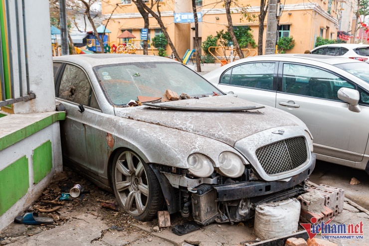 Để phục hồi chiếc Bentley này, ước tính chủ xe phải bỏ ra số tiền không nhỏ, bao gồm sơn sửa khung vỏ xe, thay mới cản trước/sau cùng kính và gương chiếu hậu, làm mới mâm xe và bọc lại da nội thất. Ngoài ra, hệ thống dây điện của xe cũng phải sửa chữa nhiều. Ước tính, chi phí để phục hồi chiếc xe siêu sang không dưới 2 tỷ đồng.