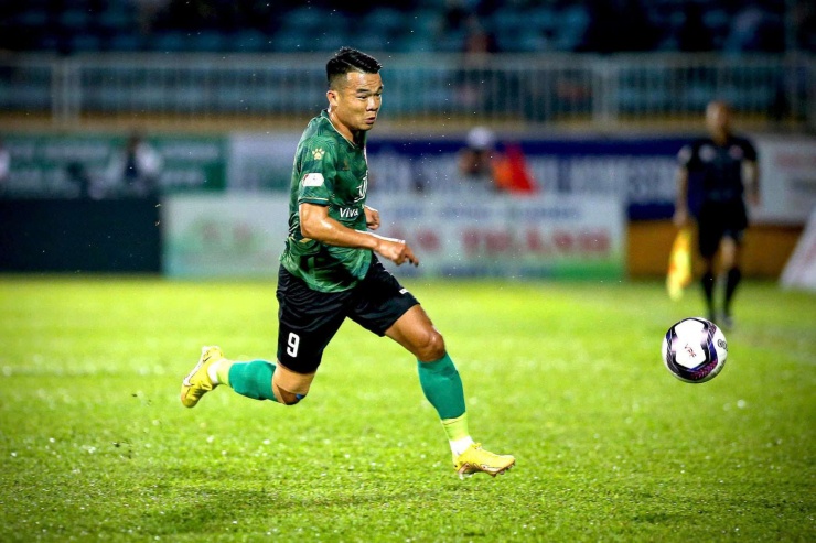 Ngô Hoàng Thịnh từng mang áo số 9 khi khoác áo CLB TP.HCM tại V.League. Ảnh: NVCC