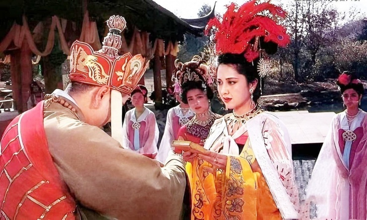 Bản phim lãng mạn hóa mối tình này và được yêu thích nhờ tình cảm nhẹ nhàng e lệ của đôi bên. Tuy nhiên, trong bản truyện, Nữ vương là người mạnh mẽ quyết đoán hơn.