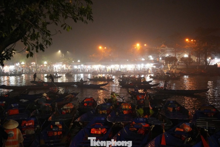 Dòng người đội mưa từ 5h sáng đi khai hội chùa Hương - 2