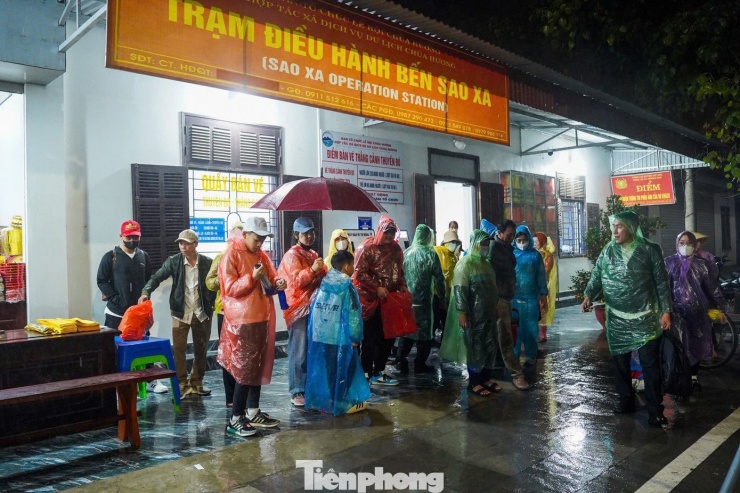 Dòng người đội mưa từ 5h sáng đi khai hội chùa Hương - 5