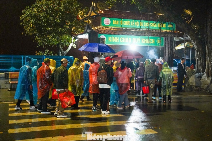 Dòng người đội mưa từ 5h sáng đi khai hội chùa Hương - 4