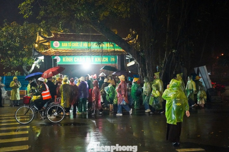 Trời mưa khá nặng hạt nhưng không ngăn được dòng người đổ về chùa Hương du xuân, chiêm bái, lễ Phật trong dịp đầu xuân năm mới.