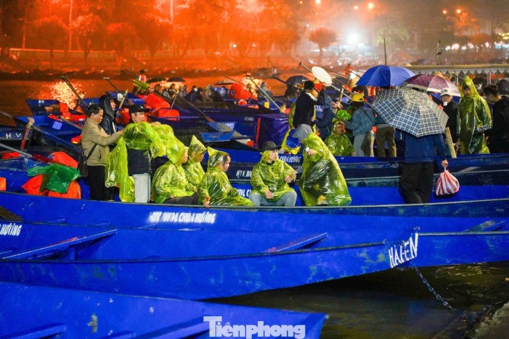 Du khách được nhân viên hướng dẫn kỹ lưỡng trước khi lên thuyền, đò. Lái đò kiểm soát sát sao số lượng người có mặt trên thuyền, đò và luôn nhắc nhở du khách đảm bảo giao thông đường thủy, đặc biệt là việc mặc áo phao khi ngồi trên thuyền, đò.