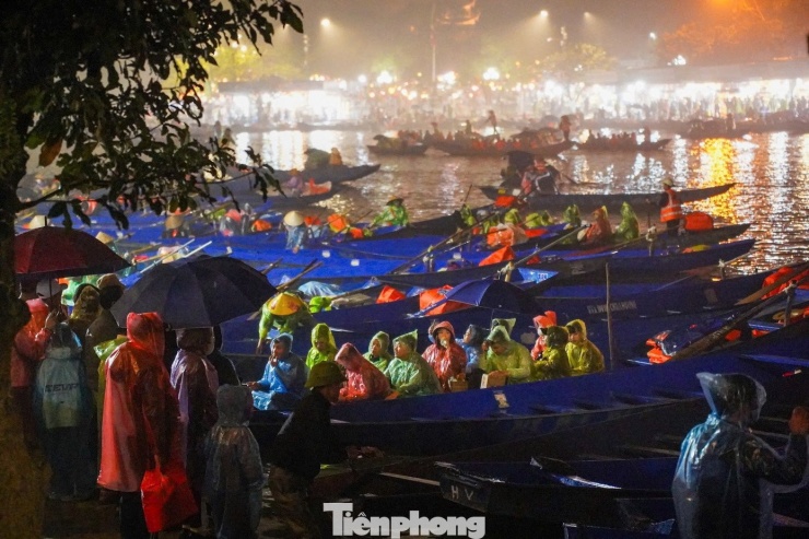 Dòng người đội mưa từ 5h sáng đi khai hội chùa Hương - 11