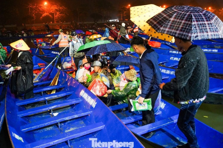 Đặc biệt, ban tổ chức lễ hội du lịch chùa Hương 2026 kiên quyết cấm xuồng gắn động cơ hoạt động trên suối Yến. Quy định này được đưa ra nhằm hạn chế ô nhiễm tiếng ồn, khí thải, tránh tạo sóng ảnh hưởng đến các thuyền, đò chèo tay, đồng thời chấn chỉnh tình trạng phương tiện không đủ điều kiện đăng kiểm từng tồn tại trong các mùa lễ hội trước.