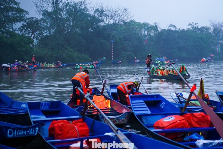 Dòng người đội mưa từ 5h sáng đi khai hội chùa Hương - 13