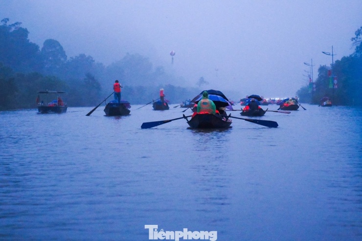 Ngày 22/2 cũng là ngày cuối cùng áp dụng quy định miễn vé thắng cảnh cho du khách. Trước đó, từ ngày 20/2, du khách không phải mua vé thắng cảnh mà chỉ cần mua vé xuồng đò với giá 110.000 đồng/người để tham quan, hành hương. Ngoài quy định miễn phí vé thắng cảnh, Ban tổ chức còn miễn phí gửi xe ô tô tại các bãi của do Ban tổ chức bố trí.