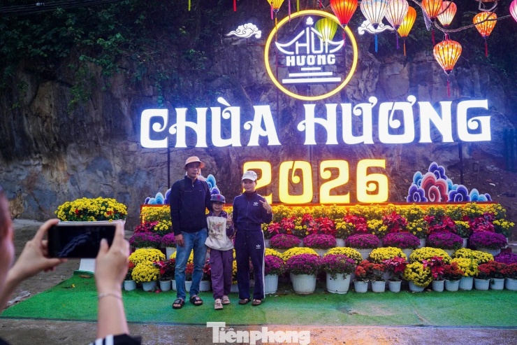 Dòng người đội mưa từ 5h sáng đi khai hội chùa Hương - 18