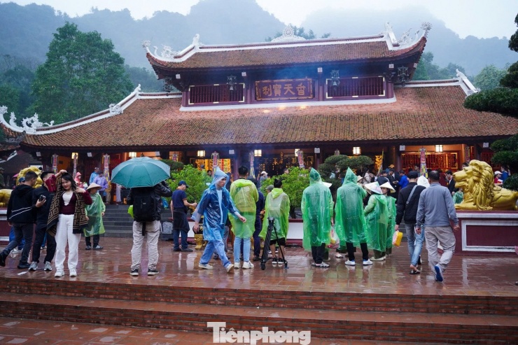 Càng sát giờ khai hội dòng người đội mưa đổ về sân Thiên Trù càng đông.