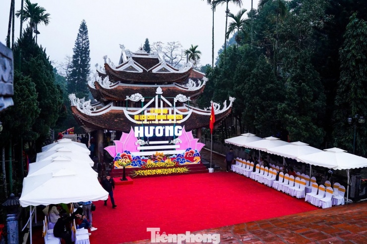 Tại sân Thiên Trù, mọi công tác chuẩn bị cho lễ khai mạc lễ hội du lịch chùa Hương cơ bản hoàn tất, sẵn sàng chào đón hàng vạn du khách về đây du xuân, chiêm bái.