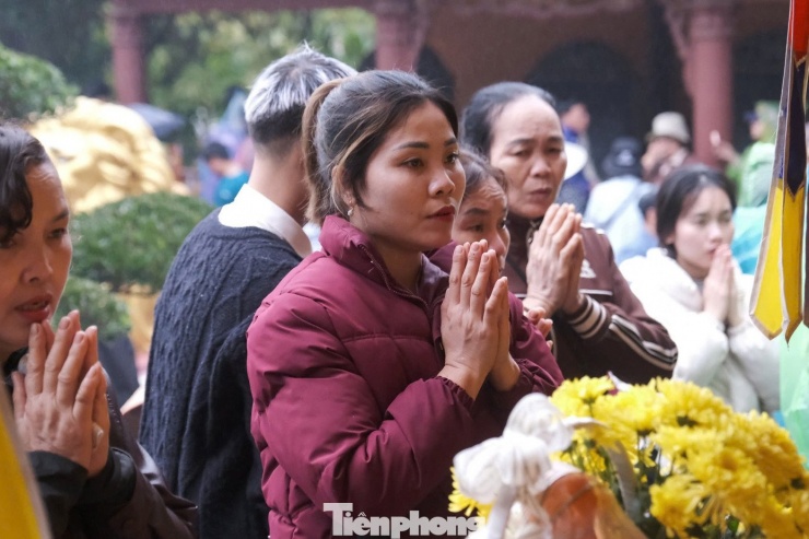 Trước giờ khai hội, sân Thiên Trù đông đúc nhưng trật tự, hứa hẹn mở ra một mùa lễ hội văn minh, xanh, sạch và an toàn. Lễ khai mạc lễ hội du lịch chùa Hương bắt đầu từ 8h30 sáng 22/2.