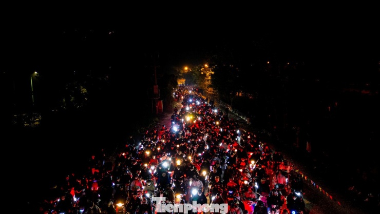 Ghi nhận của PV Tiền Phong, từ 4h sáng, dòng người và phương tiện nối đuôi vào Khu di tích, danh thắng Yên Tử thuộc phường Yên Tử, tỉnh Quảng Ninh dài hàng cây số. Tình trạng ùn tắc xảy ra ngay tại lối vào bãi gửi xe do lượng phương tiện đổ về quá lớn.