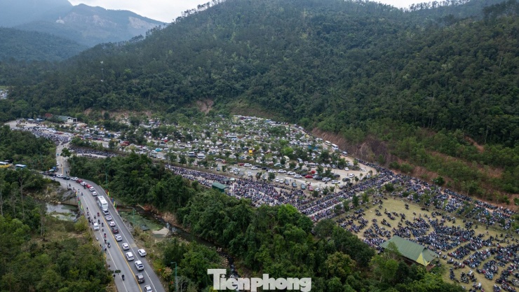 Phía bên trong bãi xe chật cứng không còn chỗ đỗ, trong khi đó dòng ô tô vẫn nối đuôi nhau kéo vào chân núi Yên Tử.