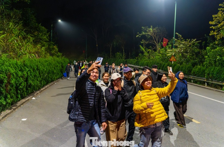 Nhiều nhóm du khách đến từ các tỉnh như Hải Phòng, Bắc Ninh, Hà Nội, Hưng Yên... cho biết họ chọn thời điểm sáng sớm để bắt đầu chuyến hành hương lên Yên Tử để vừa chiêm bái vừa hít thở không khí trong lành ở nơi đây.