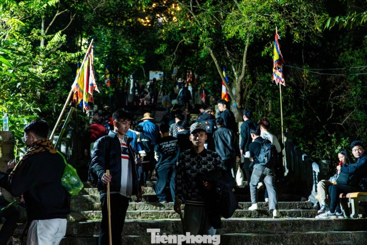 Tuyến đường leo bộ từ chùa Giải Oan lên chùa Hoa Yên đông các bạn trẻ hành hương leo bộ, trên đường đi du khách mang theo đèn pin để soi sáng từng bước leo bộ về với kinh đô Phật giáo Việt Nam. Trong khi đó 4 tuyến cáp treo chia làm 2 chặng lên đỉnh thiêng Yên Tử cũng hoạt động hết công suất từ sáng đến đêm để đưa hàng nghìn du khách lên núi hành hương trong buổi sớm.