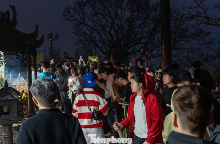 Từ 5h, người dân đã tập trung đông tại chùa Hoa Yên để lễ bái. Theo quan niệm từ xa xưa, đi Yên Tử vào những ngày đầu năm sẽ giúp cơ thể thanh tịnh và may mắn cả năm. Người dân đến đây xin sức khỏe cho gia đình và cầu mong cả năm ấm êm, hạnh phúc.