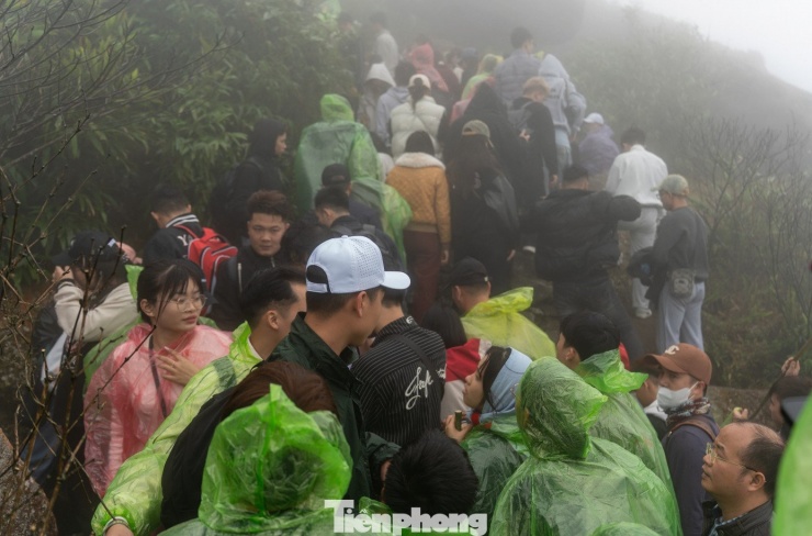 Càng lên đến chùa Đồng, ngôi chùa cao nhất trong dãy Yên Tử thì tuyến đường đi càng khó khăn, cùng với thời tiết mưa ẩm vào lúc sáng sớm khiến toàn bộ tuyến đường chìm trong sương mù.