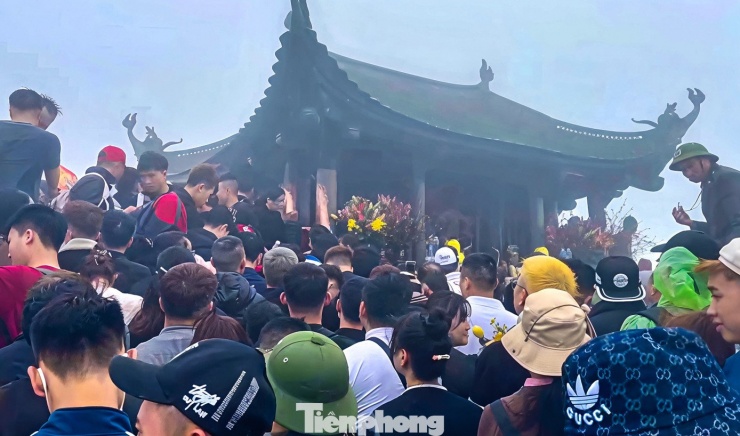  Đỉnh thiêng Yên Tử trong buổi sáng sớm của hai ngày nghỉ Tết Nguyên đán  Bính Ngọ chật kín người dân lễ bái.  