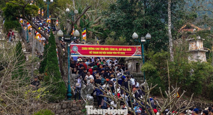 Cùng với đó, từ khoảng 9h hàng vạn du khách đổ về núi Yên Tử khiến con đường dốc thẳng đứng từ tháp Tổ lên chùa Hoa Yên ken chặt người.