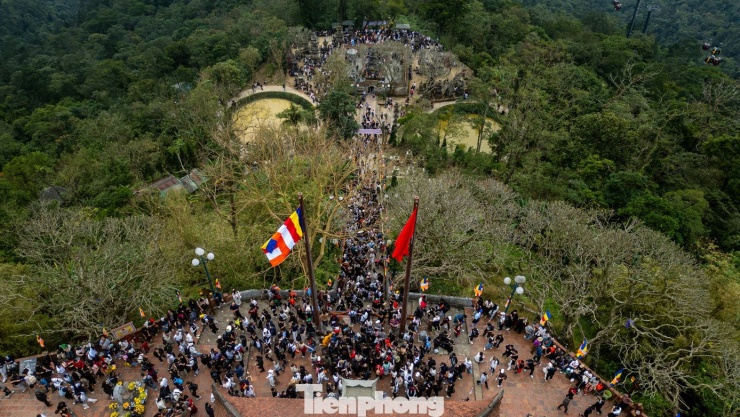 Theo Ban quản lý di sản Vịnh Hạ Long - Yên Tử, việc danh thắng Yên Tử thu hút lượng khách tăng đột biến do tỉnh Quảng Ninh đã triển khai hàng loạt biện pháp kích cầu du lịch như: Thực hiện quy định mức thu phí tham quan danh lam thắng cảnh khu di tích Yên Tử là 0 đồng/lần/người, miễn vé trông giữ phương tiện ô tô và xe máy tại bến xe Hạ Kiệu đến hết năm 2026, mua bảo hiểm miễn phí cho toàn bộ du khách tham quan Khu di tích danh thắng Yên Tử, đồng thời lắp đặt hệ thống AI nhận diện tự động du khách ra vào khu di tích...