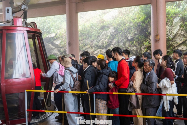 Trong khi đó các tuyến cáp treo lên và xuống bắt đầu xuất hiện tình trạng quá tải do lượng người đổ về đây sử dụng dịch vụ này quá đông. Một du khách cho biết phải xếp hàng mất hơn một giờ đồng hồ để vào được cabin cáp treo.