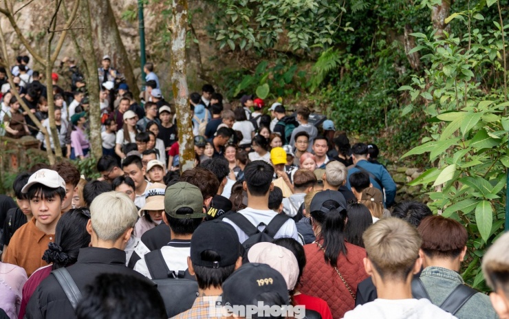 Theo báo cáo hàng ngày của Sở Văn hóa, Thể thao và Du lịch tỉnh Quảng Ninh, mỗi ngày Yên Tử đón khoảng 10.000-20.000 lượt du khách đến hành hương, cá biệt ngày mùng 4 Tết, Yên Tử đón khoảng 35.000 lượt khách. Tổng lượng khách đến với Yên Tử trong đợt nghỉ Tết khoảng 171.000 lượt khách, tăng 2,2 lần so với cùng kỳ năm 2025.