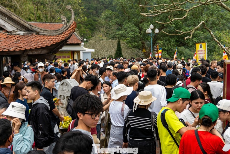 Khu vực sân rộng trước chùa Hoa Yên chật cứng dòng người lên xuống.