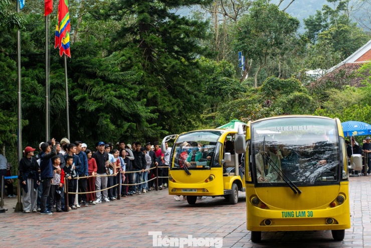 Cùng với đó các dịch vụ xe điện đưa đón du khách cũng chứng kiến cảnh dòng người xếp hàng dài chờ đợi. Để phục vụ mùa lễ hội Xuân, Công ty Cổ phần Phát triển Tùng Lâm cũng đã tăng cường bố trí hàng trăm xe điện, luân phiên liên tục phục vụ nhu cầu di chuyển của người dân và du khách thập phương giữa các điểm, chặng trong quần thể di tích - danh thắng.
