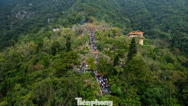 Dù chưa chính thức khai hội nhưng việc non thiêng Yên Tử đón lượng du khách lớn dịp đầu năm mới báo hiệu du lịch văn hóa, tâm linh Quảng Ninh sẽ bứt phá thần tốc trong năm 2026, khi Khu di tích Yên Tử - Vĩnh Nghiêm - Côn Sơn, Kiếp Bạc thuộc 3 tỉnh Quảng Ninh, Hải Phòng, Bắc Ninh vừa được UNESCO công nhận là Di sản văn hóa thế giới sẽ góp phần quảng bá hình ảnh, mở ra không gian phát triển cho các di tích nằm trong quần thể di sản thuộc tỉnh Quảng Ninh.