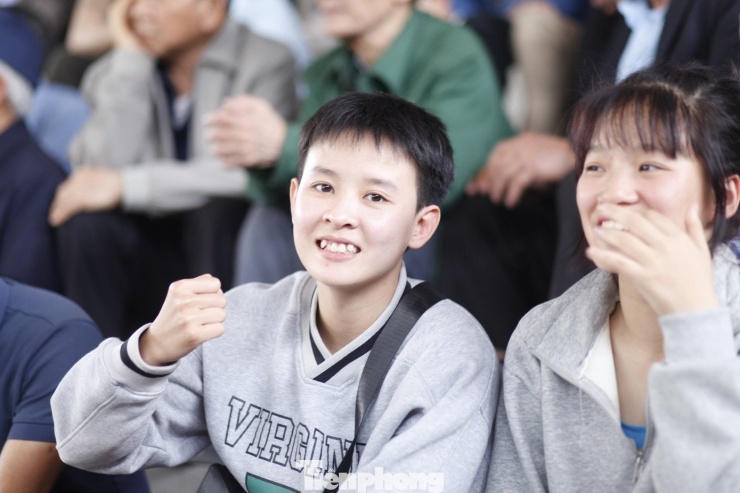 Sới vật nữ ‘đốt nóng’ hội làng, khán giả reo hò không ngớt - 3