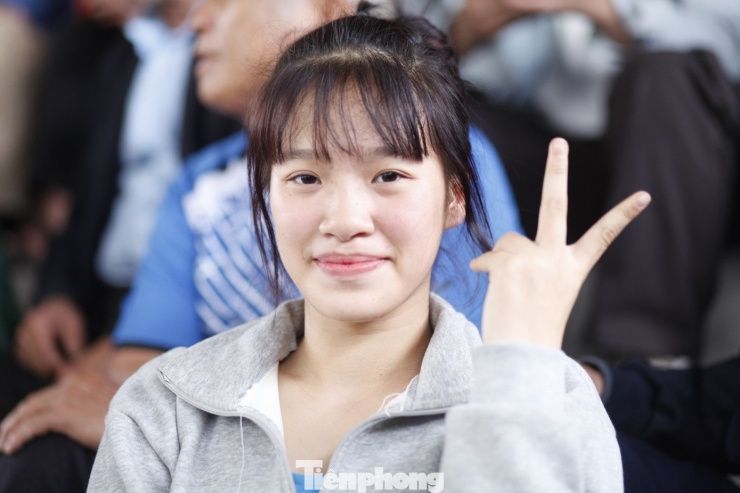 Sới vật nữ ‘đốt nóng’ hội làng, khán giả reo hò không ngớt - 1