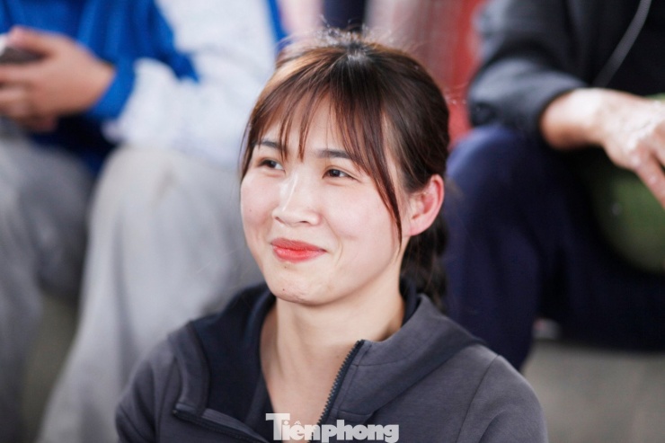 Sới vật nữ ‘đốt nóng’ hội làng, khán giả reo hò không ngớt - 2