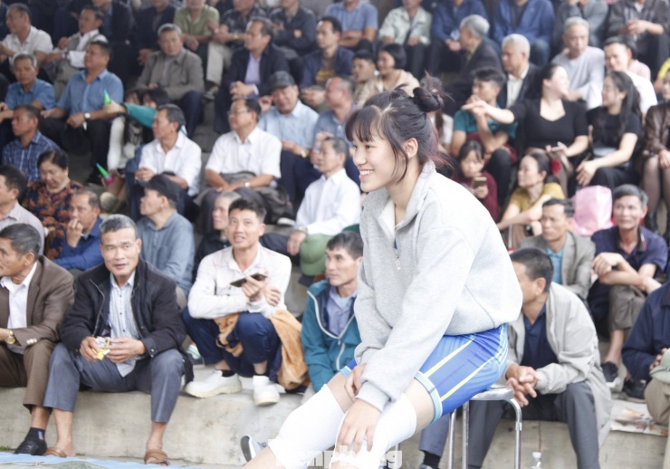 Các đô vật nữ chuẩn bị vào thi đấu.