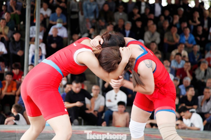 Sới vật nữ ‘đốt nóng’ hội làng, khán giả reo hò không ngớt - 13