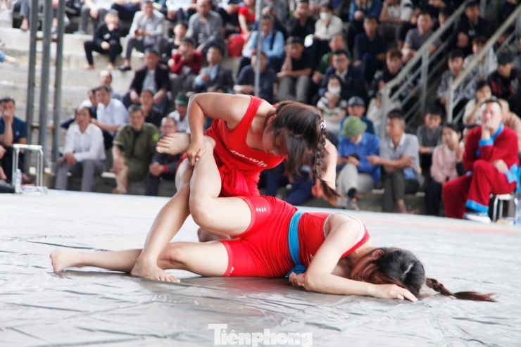 Điều làm nên sức hút đặc biệt của vật nữ ở Đồng Kỵ không chỉ nằm ở yếu tố mới lạ, mà còn ở tinh thần thượng võ được thể hiện rõ nét. Các trận đấu diễn ra quyết liệt, nhưng fair-play, tôn trọng đối thủ. Khi tiếng còi kết thúc vang lên, dù thắng hay thua, các đô vật đều nở nụ cười, bắt tay nhau giữa tiếng reo hò của khán giả. Hình ảnh ấy lan tỏa thông điệp đẹp về thể thao và văn hóa ứng xử trong lễ hội truyền thống.