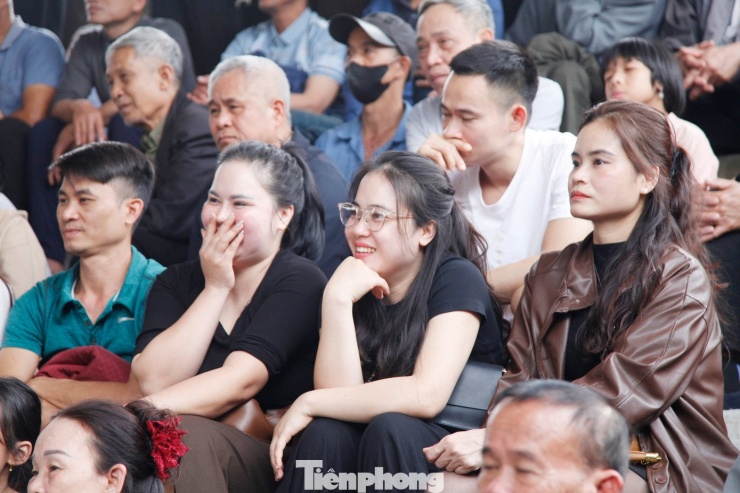 Không ít du khách dự hội tỏ ra bất ngờ trước các trận vật nữ.